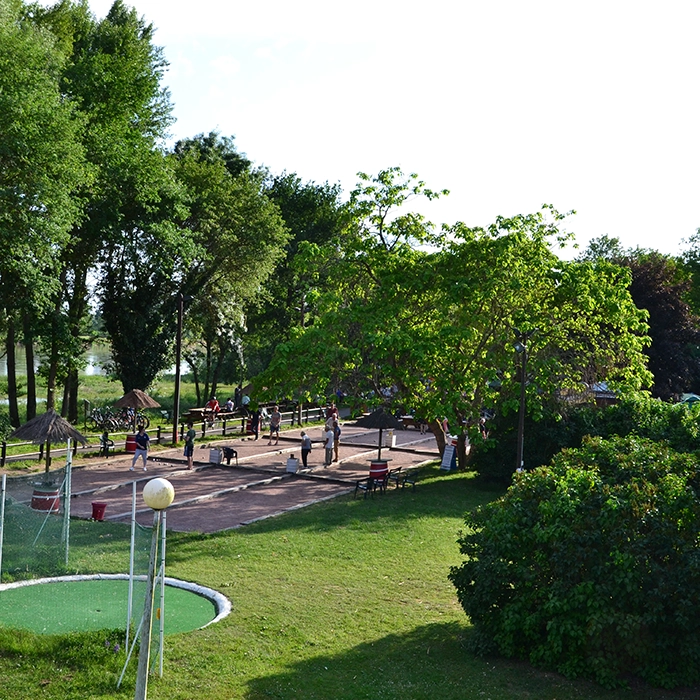 Dans la dernière image, le terrain de pétanque est visible de loin, offrant une vue d'ensemble sur cette activité.